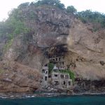 Замок в скале на острове Бекия